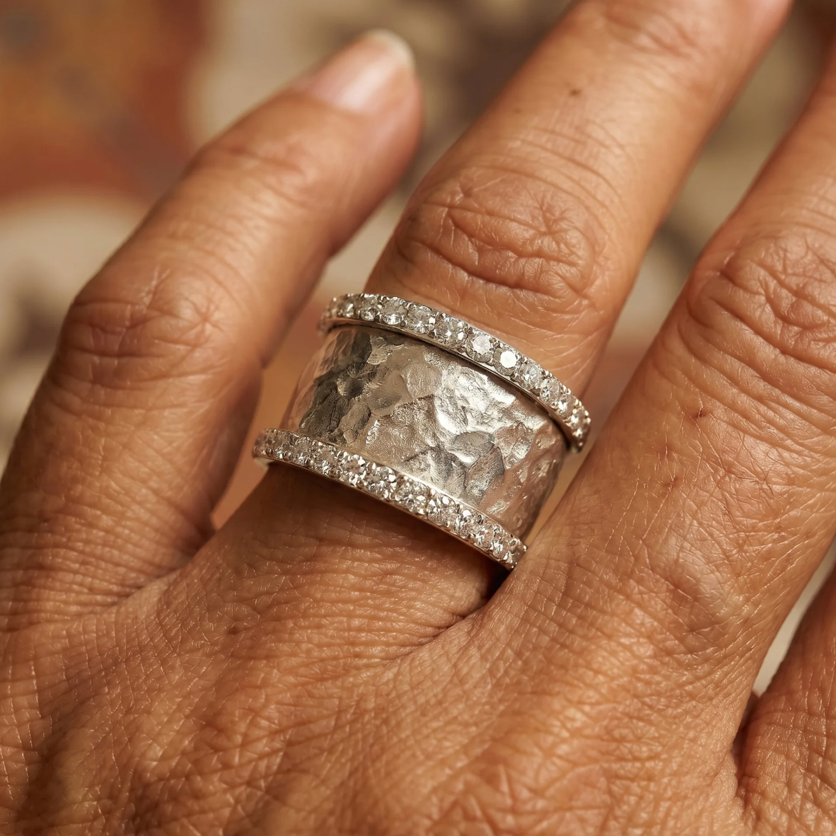 Alma | Anillo Martillado Ancho